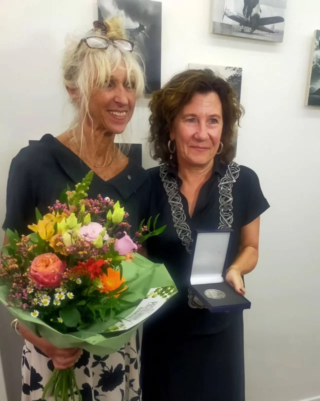 Zeer verguld met en vereerd door de toekenning van de Zilveren Erepenning van de gemeente Tilburg uit handen van locoburgemeester Marcelle Hendrickx voor mijn verdiensten voor de kunst- en cultuursector. Dit tijdens de opening van de laatste Joy Forever, op 31 augustus, een groepstentoonstelling met ca. 140 werken van 27 vaste kunstenaars. Tm 6 oktober te zien. #zilverenerepenning #contemporaryart #oilpaintings #linocuts #sculptures #bronzesculptures #textileart #photography #collageart #conceptualart